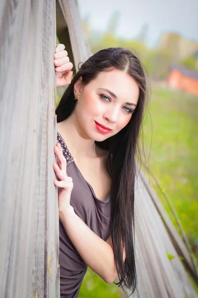 Lachende jonge brunette — Stockfoto