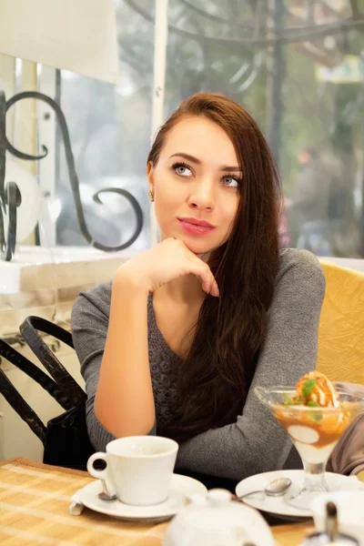 Joven mujer pensativa — Foto de Stock