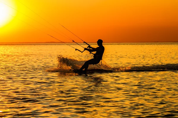 Silhuetten av en kitesurfare — Stockfoto