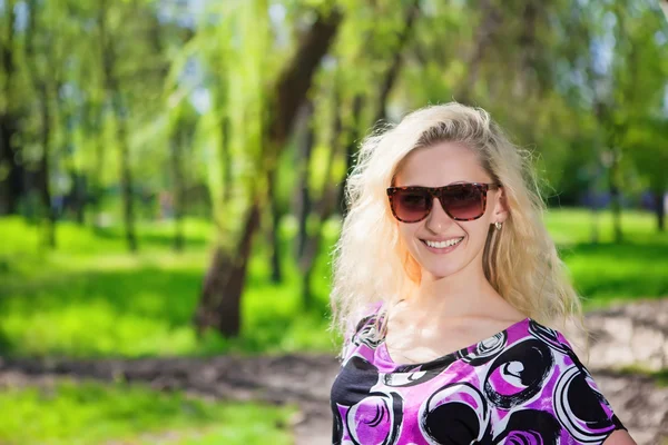 Retrato de una guapa rubia joven — Foto de Stock