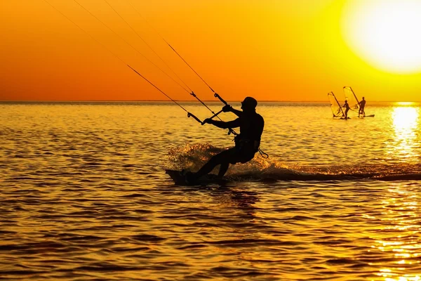 Σιλουέτες των windsurfers ένα — Φωτογραφία Αρχείου