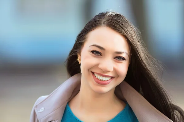 Joven morena alegre — Foto de Stock