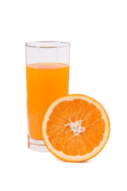 Bardakta taze portakal suyu.