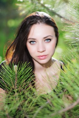 Çam ağacının yanında poz esmer