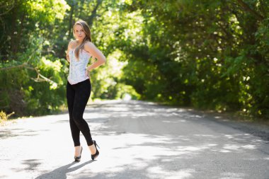 zarif genç sarışın bir kadın