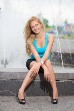 neşeli sarışın kadın