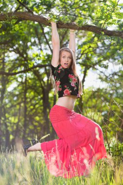 Genç sarışın kadın.