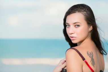 seksi esmer sahilde poz