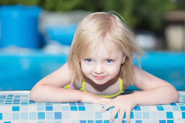 Piccola ragazza bionda in piscina d'acqua — Foto Stock