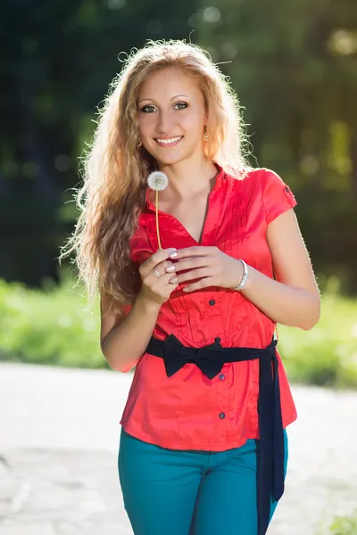 Hübsche junge blonde Frau — Stockfoto