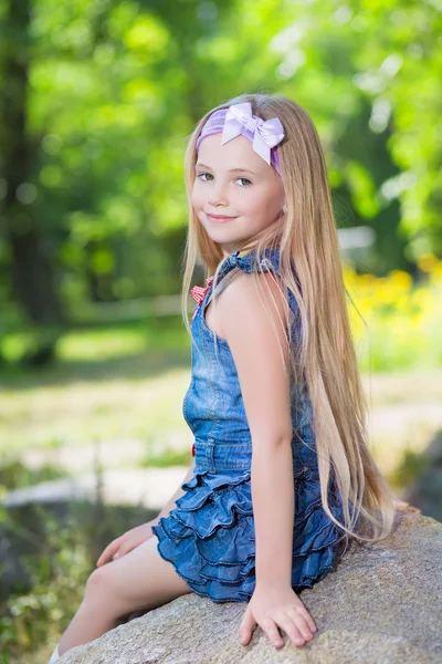 Niña en vestido vaquero — Foto de Stock