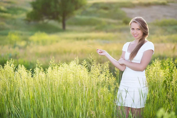 Seducente giovane bionda sul prato — Foto Stock