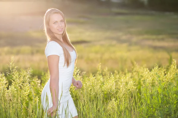 Roztomilá mladá blondýnka na louce — Stock fotografie