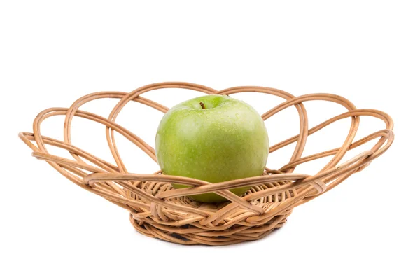 Grüner Apfel im Korb — Stockfoto