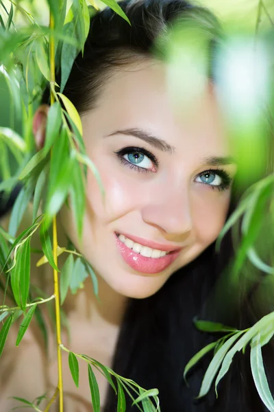 Smiling young brunette — Stock Photo, Image