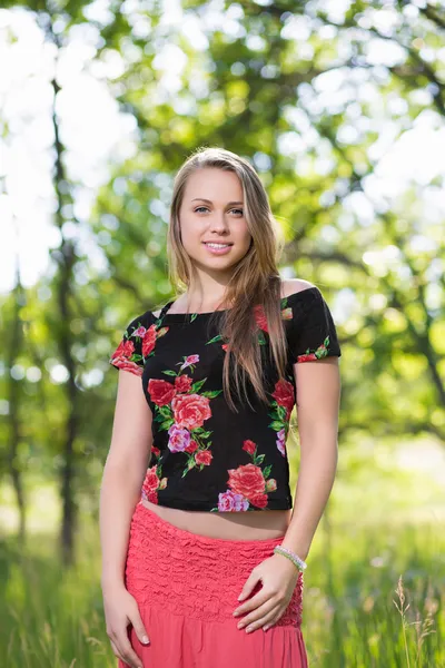 Lieblich lächelnde Frau — Stockfoto