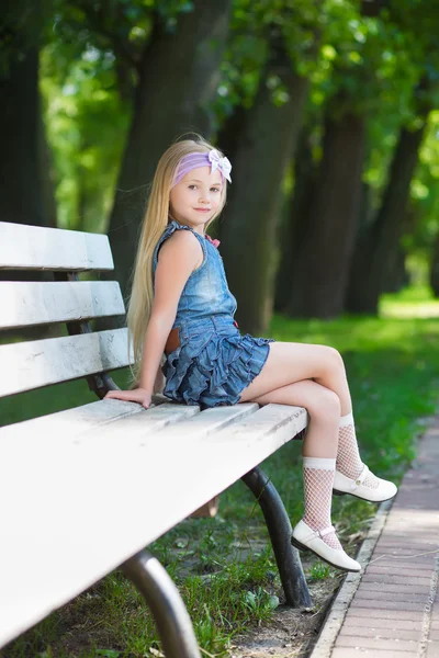 Klein meisje in jeans jurk — Stockfoto