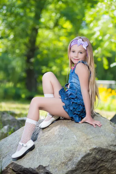 Klein meisje in jeans jurk — Stockfoto