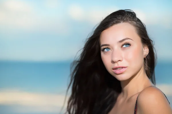 Sexig brunett poserar på stranden — Stockfoto