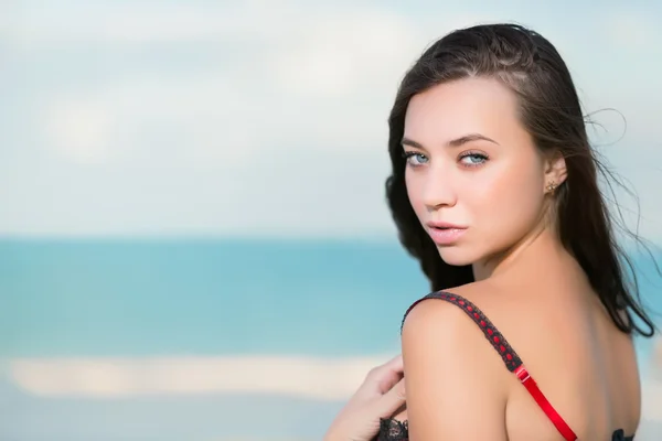 Сексуальная брюнетка позирует на пляже — стоковое фото