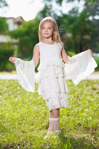 Pequena menina loira em vestido branco — Fotografia de Stock