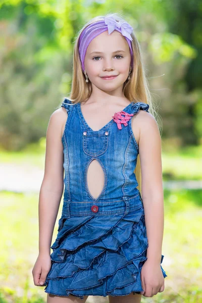 Ξανθό κοριτσάκι φόρεμα τζιν — Φωτογραφία Αρχείου