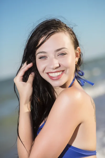 Femme gaie au bord de la mer — Photo