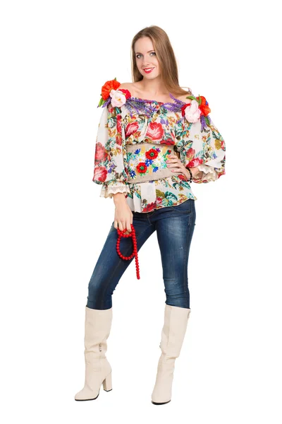 Aantrekkelijke jonge vrouw in bloemrijke blouse — Stockfoto