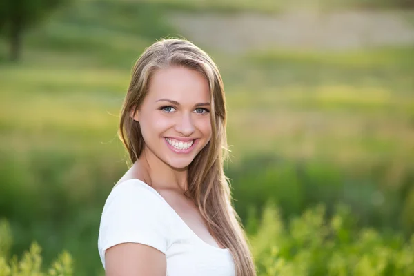 Vrolijke jonge vrouw op de weide — Stockfoto