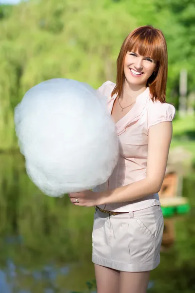 Rothaarige Frau mit Zuckerwatte — Stockfoto