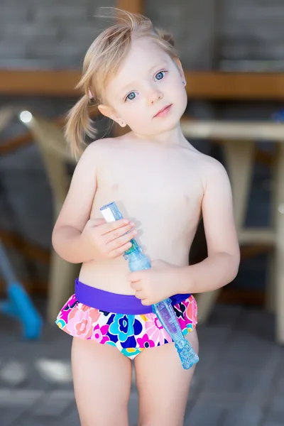 Niña rubia en la piscina de agua —  Fotos de Stock