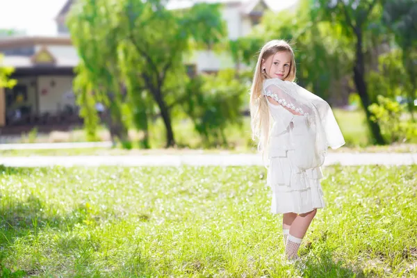 Niedliches kleines Mädchen im weißen Kleid — Stockfoto