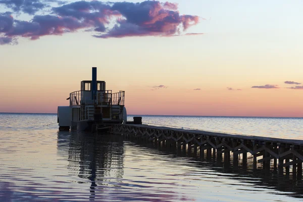 Ferryboat perto do cais ao pôr-do-sol — Fotografia de Stock