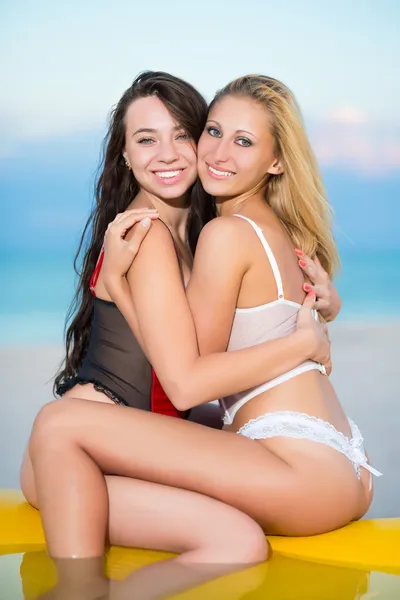 Dwie kobiety szczęśliwy tulenie siebie — Zdjęcie stockowe