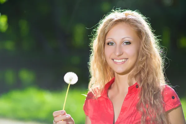 Porträt einer blonden Frau — Stockfoto