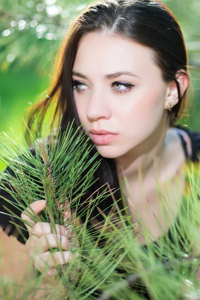 Brunette posing near the pine tree — Stock Photo, Image