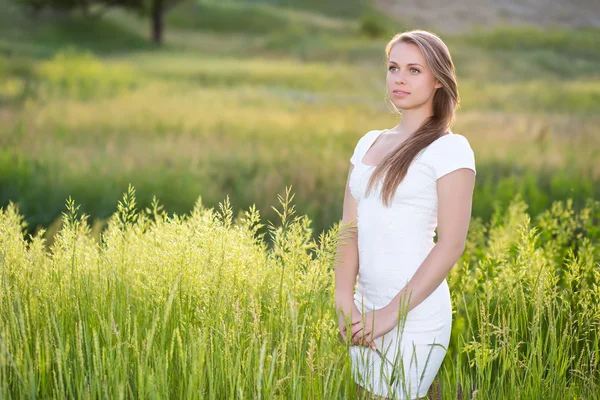 Mujer joven soñadora en el prado —  Fotos de Stock