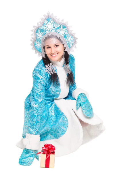 Giovane donna gioiosa posa in costume invernale — Foto Stock