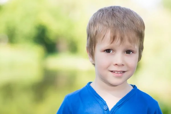 Kleine jongen in blauw shirt — Stockfoto