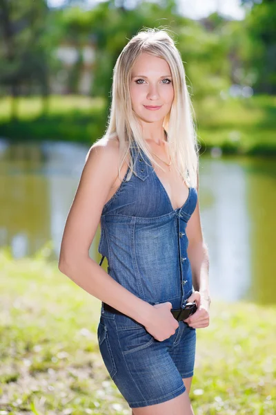 Blondynka w jeans odzież — Zdjęcie stockowe