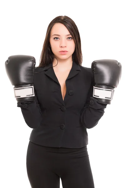 Jovem morena usando luvas de boxe — Fotografia de Stock