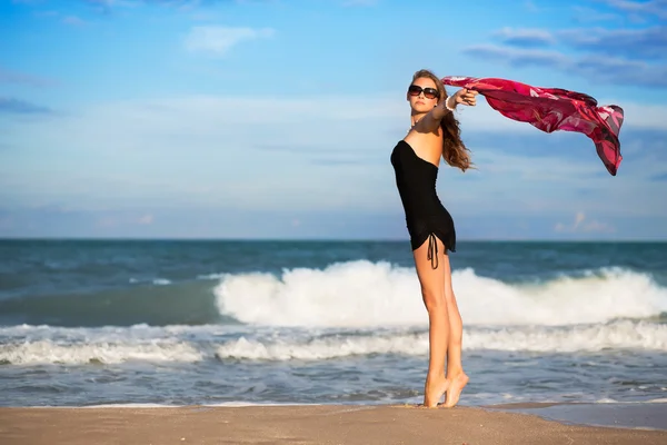 Ganska smal kvinna med rosa sarong — Stockfoto