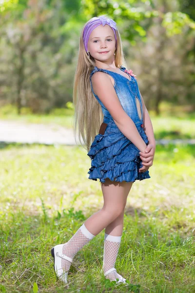 Kleines blondes Mädchen im Jeanskleid — Stockfoto