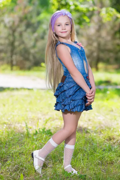 Menina loira em jeans vestido — Fotografia de Stock