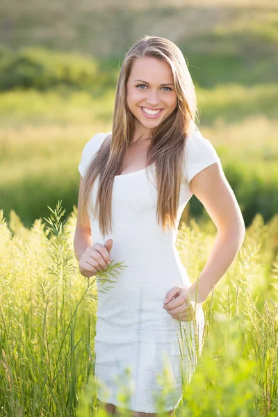 Веселая молодая блондинка на лугу — стоковое фото