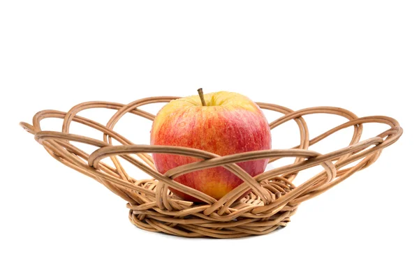 枝編み細工品の甘い赤いリンゴ — ストック写真