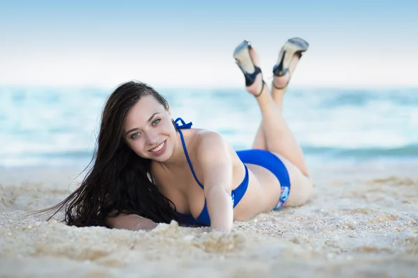 Jonge vrouw dragen zwembroek — Stockfoto