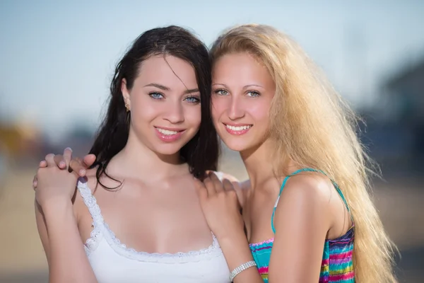Portrait of brunette and blonde — Stock Photo, Image