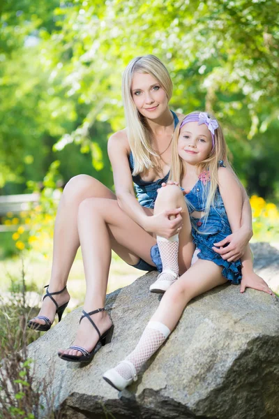 Kobieta i jej córka — Zdjęcie stockowe