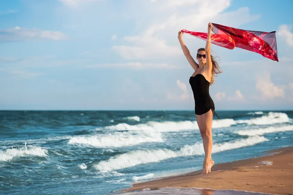 Ganska smal kvinna med rosa sarong — Stockfoto